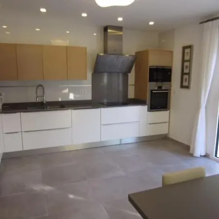 Luxurious, Modern Six Bedroom In Villa *