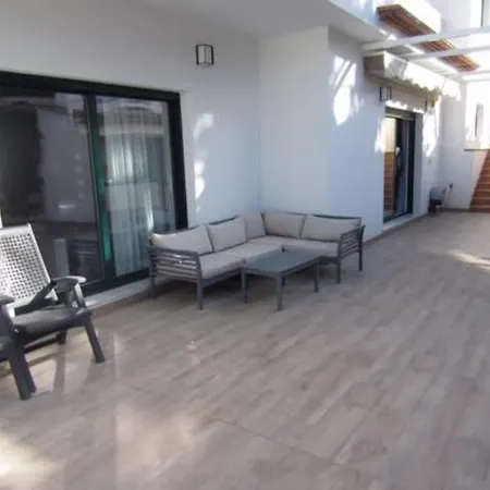 Luxurious, Modern Six Bedroom In Villa