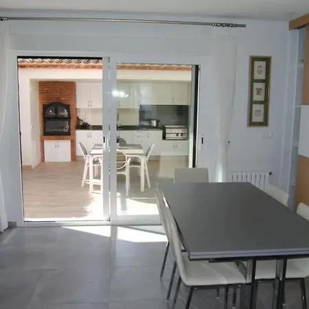 Villa Luxurious, Modern Six Bedroom In