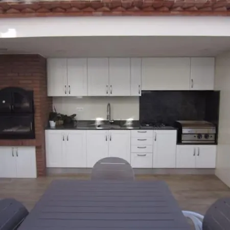 빌라 Luxurious, Modern Six Bedroom In *