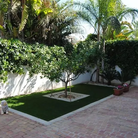 Luxurious, Modern Six Bedroom In 빌라