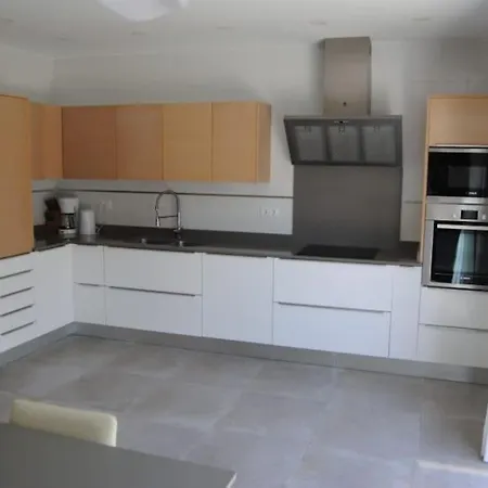 Luxurious, Modern Six Bedroom In Villa