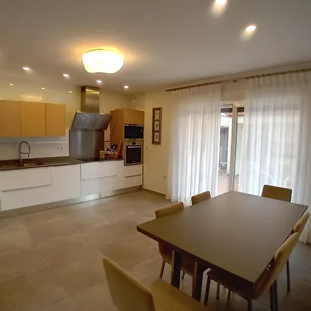 Luxurious, Modern Six Bedroom In Villa *