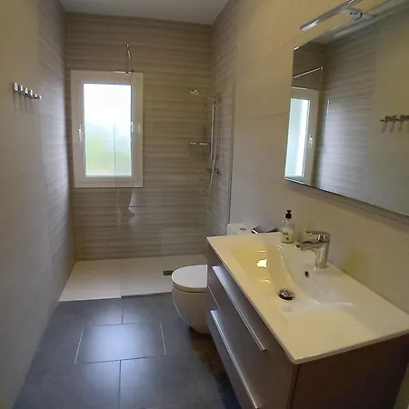 Villa Luxurious, Modern Six Bedroom In *
