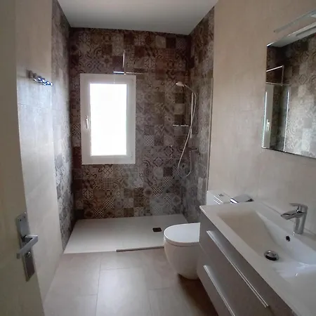 Luxurious, Modern Six Bedroom In Villa